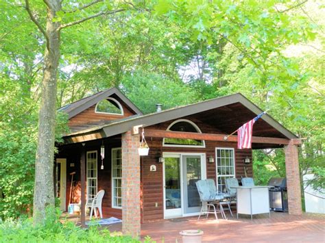 White Thorn Lodge – Family Nudist Campground